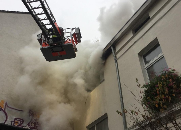 FW-BN: Ausgedehnter Wohnungsbrand in der Bonner Altstadt, das Übergreifen auf die Nachbarbebauung konnte verhindert werden.