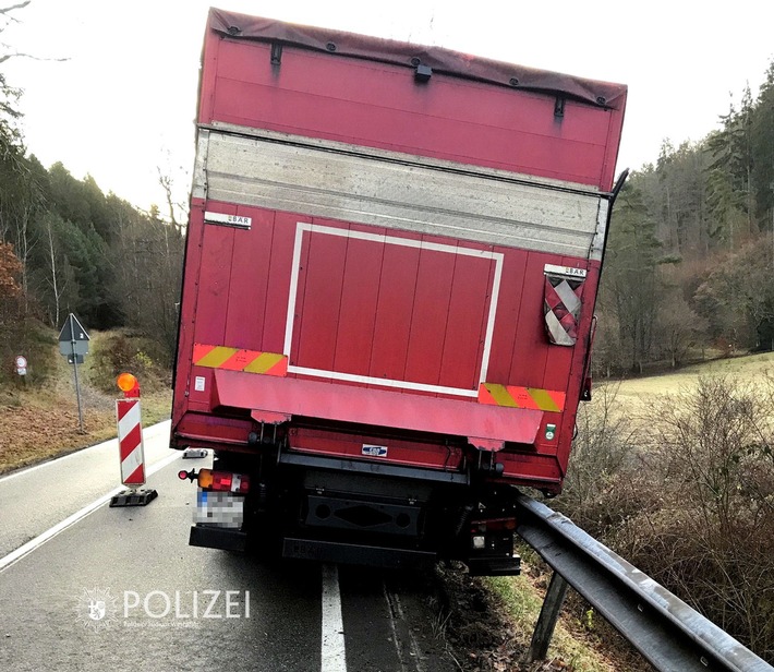 POL-PPWP: Lkw mit Kran geborgen