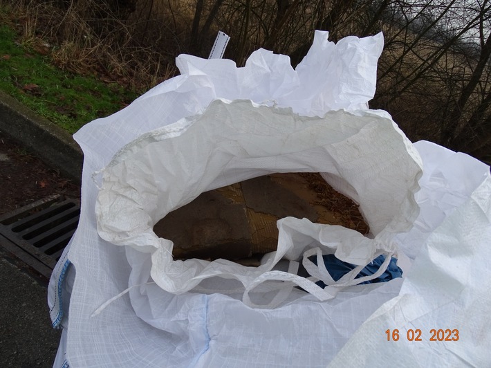 POL-SE: Pinneberg - Unzulässige Müllablagerung von Teppichresten - Polizei sucht Zeugen