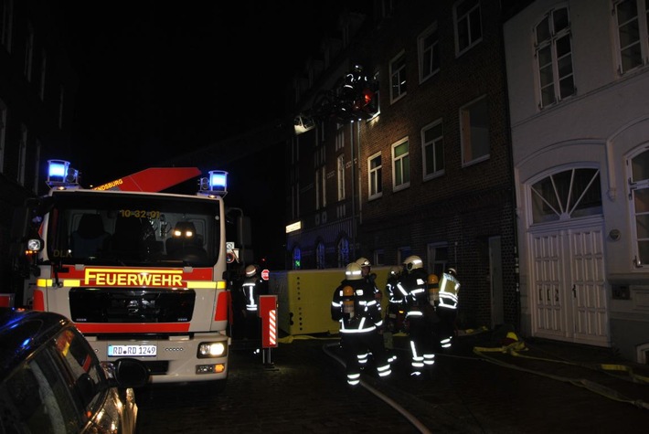 FW-RD: Feuerwehr rettet zwei Personen aus einem Mehrfamilienhaus