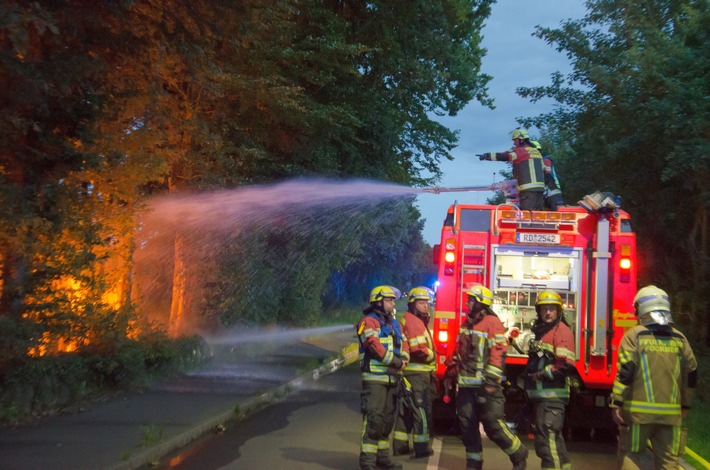 FW-RD: Großfeuer in Fockbek zerstört Lagerhalle - 70 Einsatzkräfte löschten das Feuer