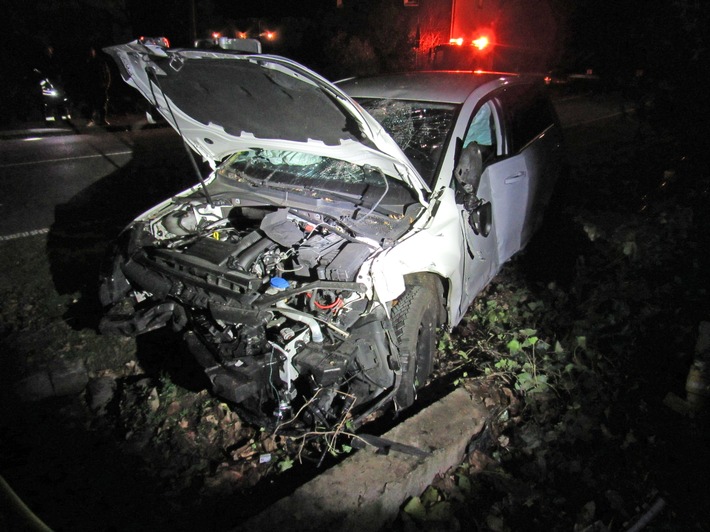 POL-ME: Mit hohem Tempo von Straße abgekommen: Drei Verletzte nach Verkehrsunfall - Haan - 2011042