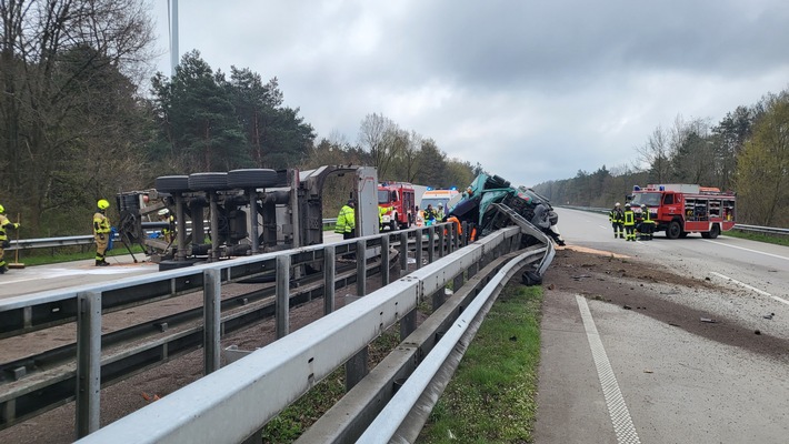 POL-CUX: Schwerer Verkehrsunfall auf der BAB27 zwischen Schwanewede und Uthlede - Rettungshubschrauber im Einsatz - LKW durchbricht Schutzplanke - Vollsperrung