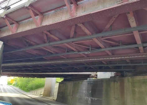 BPOL-FL: LKW touchiert Eisenbahnbrücke - Streckensperrung und Zugausfälle