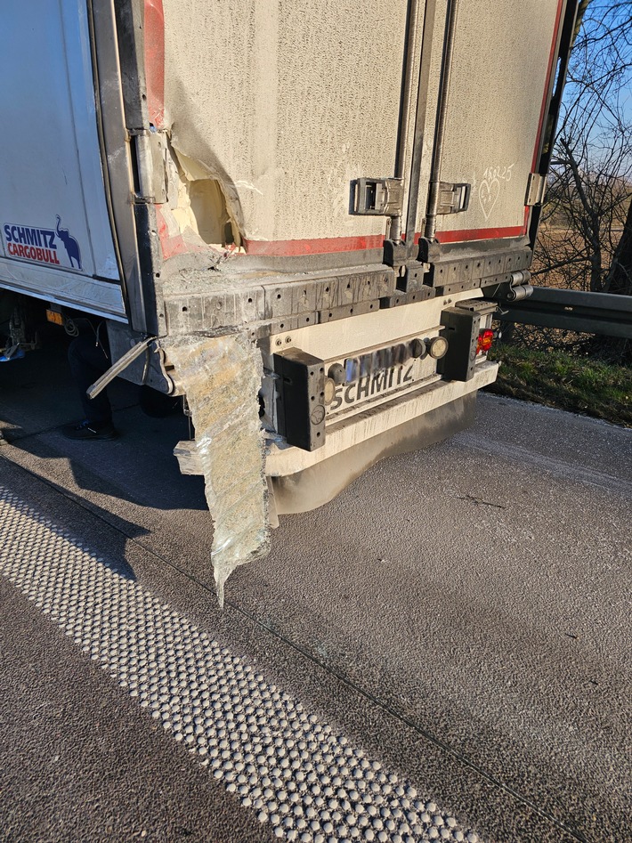 FW Bergheim: Eine Verletzte bei Verkehrsunfall auf Autobahn 61 Kollision zwischen PKW und LKW - Autobahn voll gesperrt