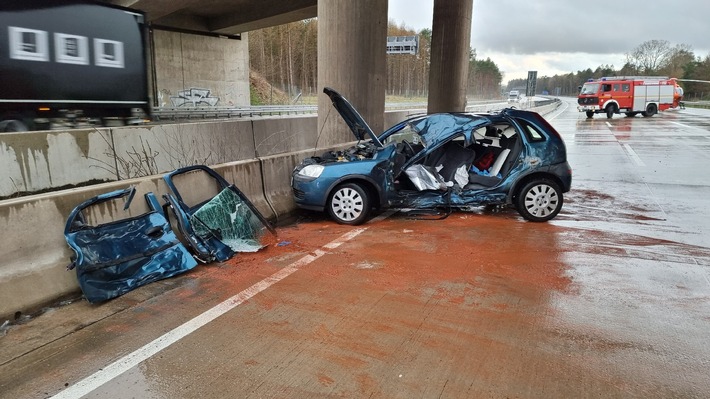 POL-HK: Soltau: Flucht vor der Polizei-Zeugen gesucht; Bad Fallingbostel: Schwerverletzter durch winterglatte Fahrbahn; Walsrode: Graffiti an Schulgebäude; Bad Fallingbostel: Unfall mit Folgen.