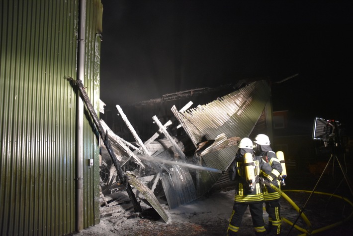 POL-STD: Lagerhalle in Harsefeld bei Feuer vollständig zerstört, Einbrecher in Stade und Himmelpforten