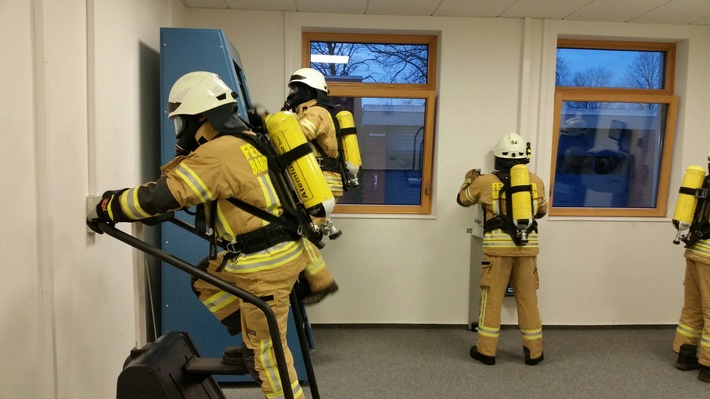 FW-Stormarn: Marcell Jansen unterstützt Feuerwehr: Fokus auf Fitness und Gesundheit der Einsatzkräfte