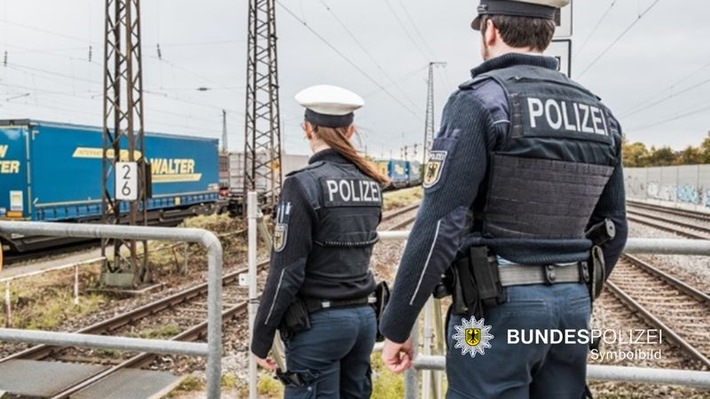 Bundespolizeidirektion München: "Gleisläufer" bringt Regiobahn zum Stehen / Gefährlicher Eingriff in den Bahnverkehr