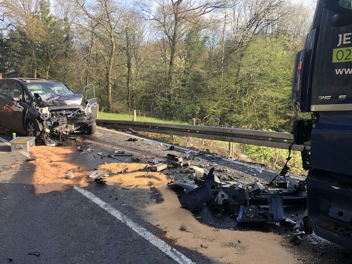 FW-GL: Schwerer Verkehrsunfall im Stadtteil Herkenrath von Bergisch Gladbach fordert zwei Todesopfer