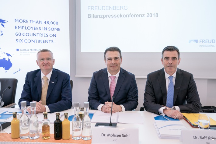 Der Vorstand der Freudenberg Gruppe (von links nach rechts) Dr. Tilman Krauch, Dr. Mohsen Sohi  und Dr. Ralf Krieger während der Bilanz-Pressekonferenz. Weiterer Text über ots und www.presseportal.de/nr/42969 / Die Verwendung dieses Bildes ist für redaktionelle Zwecke honorarfrei. Veröffentlichung bitte unter Quellenangabe: "obs/Freudenberg & Co. Kommanditgesellschaft/Marco Schilling für Freudenberg"