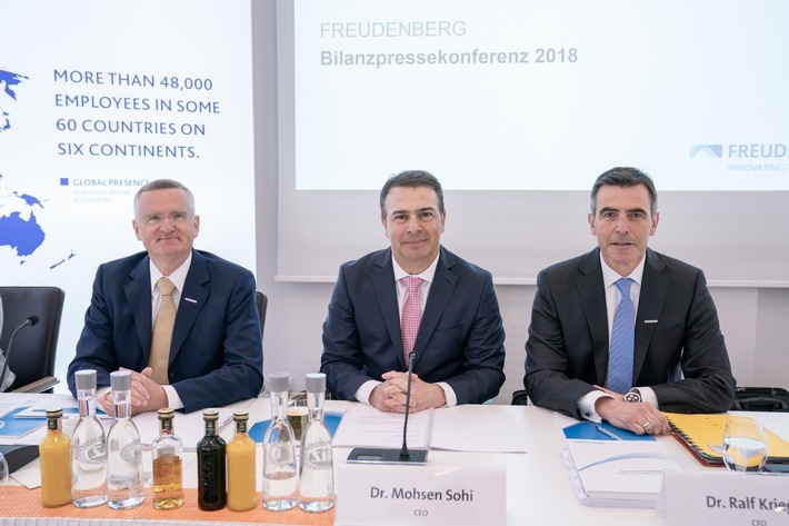 Der Vorstand der Freudenberg Gruppe (von links nach rechts) Dr. Tilman Krauch, Dr. Mohsen Sohi  und Dr. Ralf Krieger während der Bilanz-Pressekonferenz. Weiterer Text über ots und www.presseportal.de/nr/42969 / Die Verwendung dieses Bildes ist für redaktionelle Zwecke honorarfrei. Veröffentlichung bitte unter Quellenangabe: "obs/Freudenberg & Co. Kommanditgesellschaft/Marco Schilling für Freudenberg"