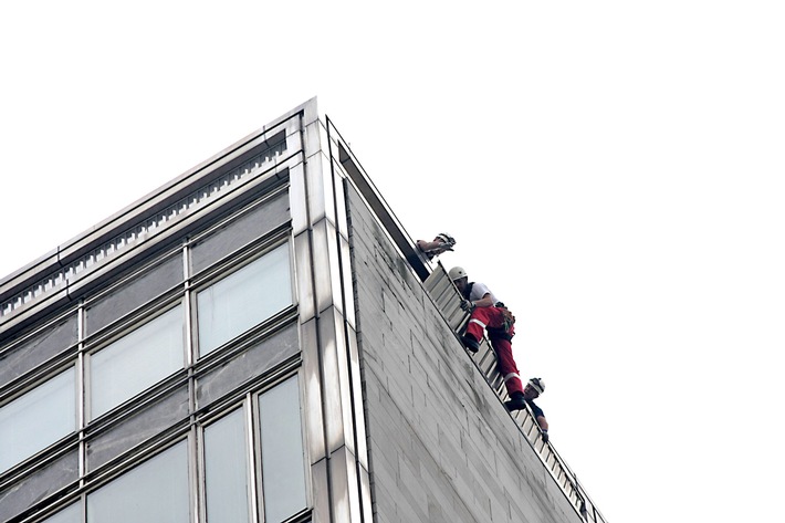 FW-E: Höhenretter der Essener Feuerwehr sichern loses Trapezblech in 85 Metern Höhe