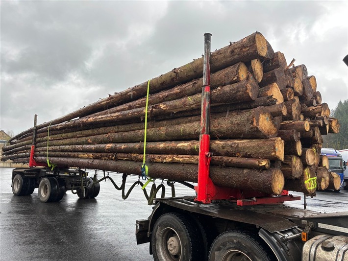 POL-PPTR: Langholztransport massiv überladen - Genehmigungen eingezogen