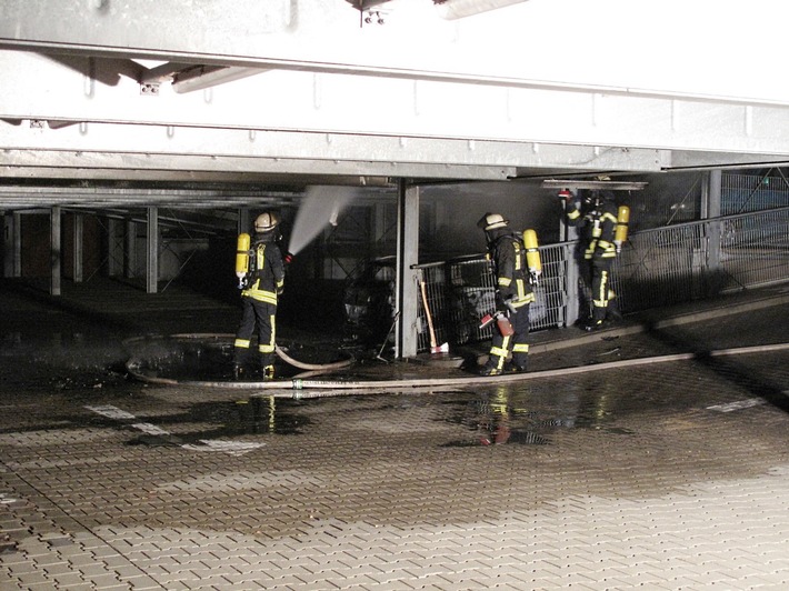 FW-AR: Parkhaus in Arnsberg-Neheim nach PKW-Brand vorläufig gesperrt