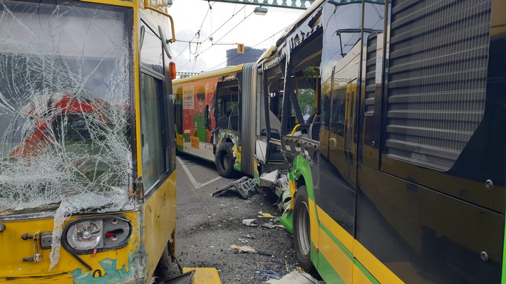 FW-OB: Verkehrsunfall zwischen Linienbus und Straßenbahn - 30 Personen verletzt