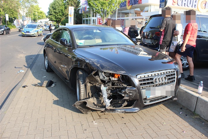 POL-RBK: Bergisch Gladbach - Kollision zwischen zwei Pkw bei Fahrstreifenwechsel - eine Person leicht verletzt