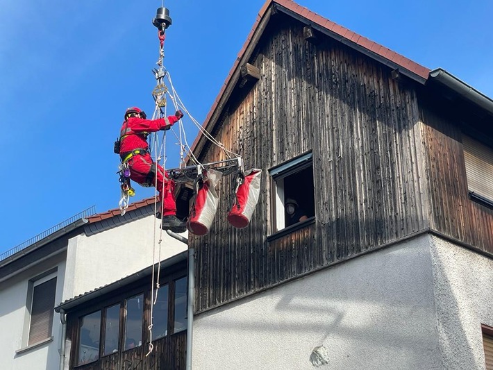 FW Rheingau-Taunus: Spezielle Rettung in Idstein: Patient mit Kran und Höhenrettern aus Wohnung gerettet