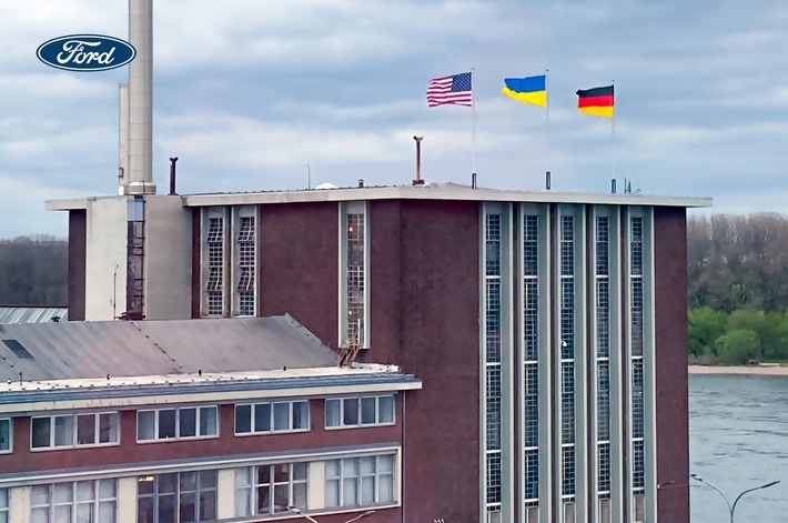 Ford zeigt Flagge - Flagge der Ukraine weht auf historischer Ford Europa-Zentrale