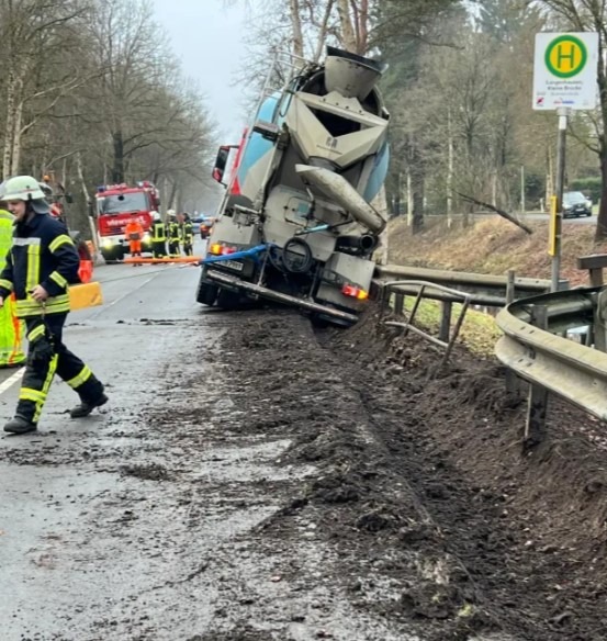 POL-ROW: Gnarrenburg: Betonmischer verunfallt - Schutzplanke verhindert Absturz in Kanal
