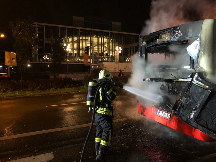 FW-GE: Feuerwehr Gelsenkirchen startet mit einer Vielzahl an Einsätzen in den Monat Oktober / Das schlechte Wetter und ein brennender Linienbus halten die Einsatzkräfte in Atem