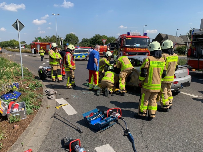 FW Grevenbroich: Verkehrsunfall mit zwei Pkw / Fahrerin im Auto eingeschlossen