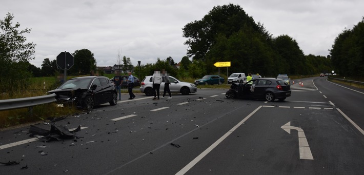 POL-HF: Verkehrsunfall mit Verletzten - 
Junge Fahrer stoßen beim Linksabbiegen zusammen