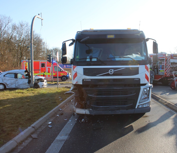 POL-COE: Ascheberg, B58/ Lkw und Auto kollidieren