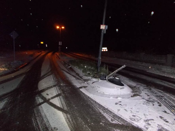 POL-PDNW: (Weisenheim am Berg) -  Auf schneeglatter Straße Unfall verursacht