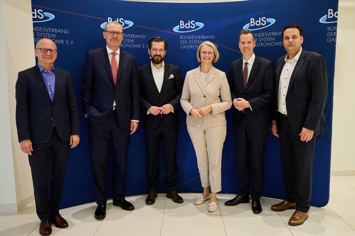 Rund 300 Gäste aus Politik, Wirtschaft, Verbänden und Unternehmen folgten der Einladung zum Branchentreffen. (v.l.n.r.: Ingo Gugisch, Dr. Rainer Dulger, Markus Suchert, Anja Karliczek, Christian Dürr, Matthias Kutzer) / Weiterer Text über ots und www.presseportal.de/nr/156852 / Die Verwendung dieses Bildes für redaktionelle Zwecke ist unter Beachtung aller mitgeteilten Nutzungsbedingungen zulässig und dann auch honorarfrei. Veröffentlichung ausschließlich mit Bildrechte-Hinweis.