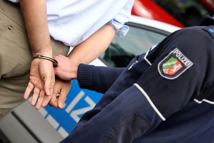 POL-ME: Autoreifen entwendet: Polizei nimmt Tatverdächtigen am Tatort fest - Erkrath - 1811112