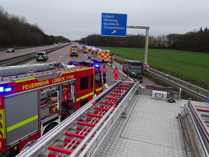 POL-HL: Verkehrsunfall auf der Bundesautobahn 1 - Fünf beteiligte Fahrzeuge und drei Verletzte