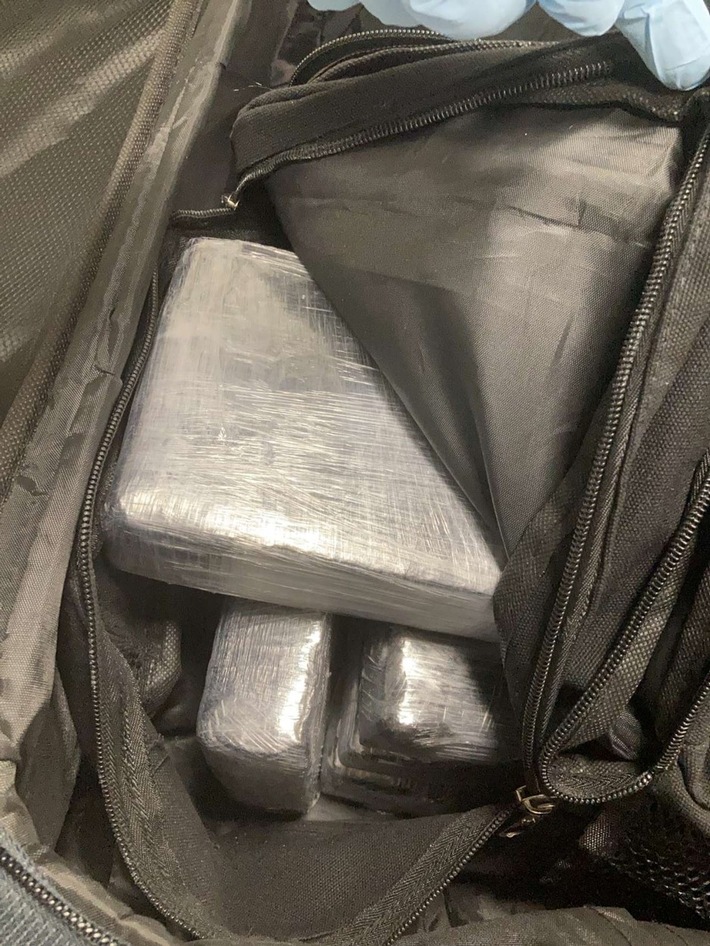 ZOLL-M: Rauschgift-Schmuggler bekommt am Flughafen Nürnberg kalte Füße und lässt 16,5 Kilogramm Kokain am Gepäckband liegen.