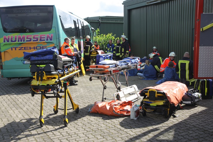 RKiSH: Größeres Notfallereignis (GröNo): Einsatzübung in Albersdorfer Kaserne / 45 Verletzte / Großaufgebot an Rettungskräften vor Ort