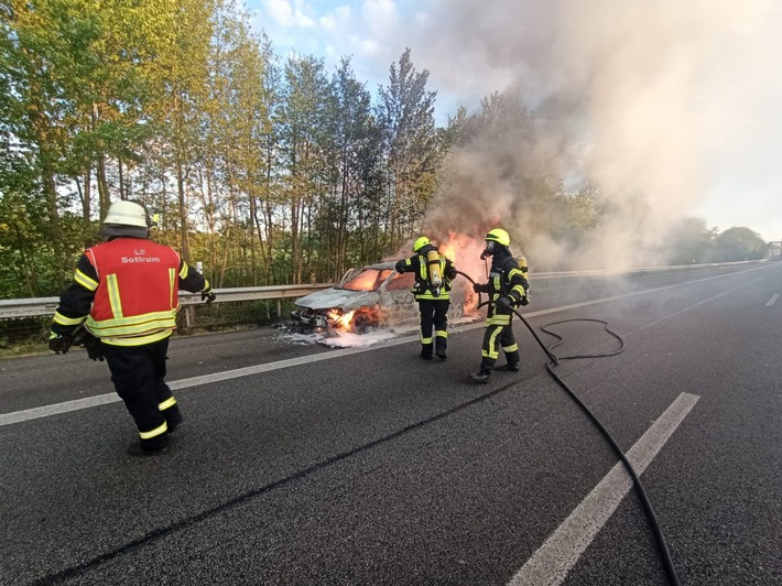 POL-ROW: PKW brennt auf der A1 aus - Anschließender Verkehrsunfall im Stau aufgrund der Vollsperrung