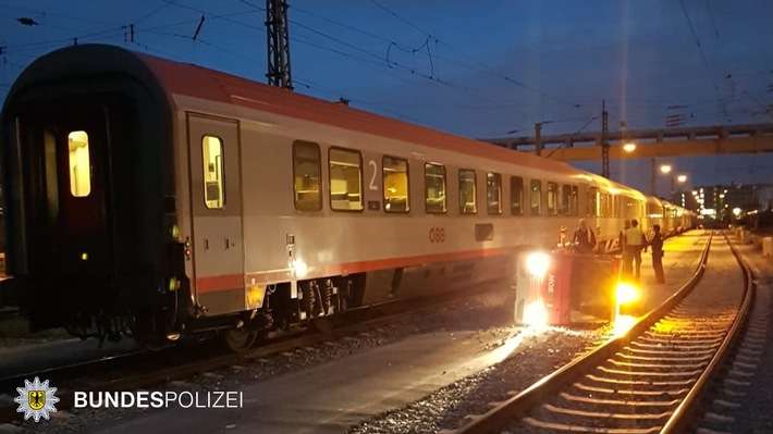Bundespolizeidirektion München: Unfall auf DB-Betriebsgelände: Zwei Verletzte und mehrere 10.000 EUR Schaden bei Kollision von Personenzug und Entsorgungsfahrzeug