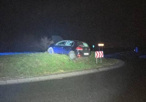 POL-CUX: Drei verletzte Personen nach Verkehrsunfall in Hagen im Bremischen ++++ Rentner fährt frontal in Kreisel (Foto)
