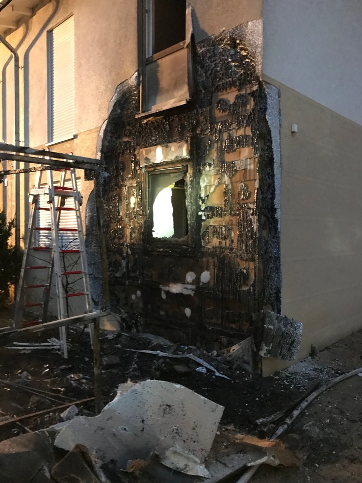 FW-DO: 25.11.2018 - Feuer in Do-Brackel, 
Mülltonnenbrand greift auf Fassade eines Wohhauses über