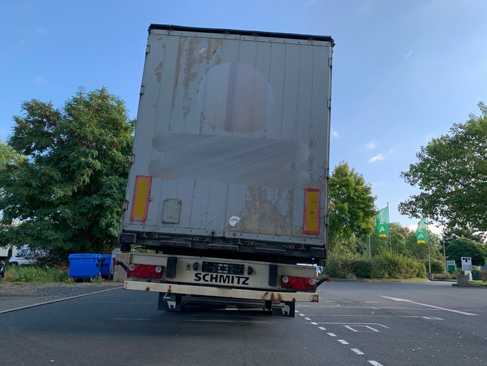 POL-KS: Polizisten stoppen gefährliche Fahrt von Sattelzug auf A 7: Rahmen am Anhänger fast vollständig durchgerissen