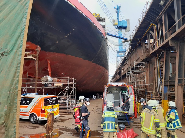 FW Bremerhaven: Werftarbeiter stürzt in Schiff