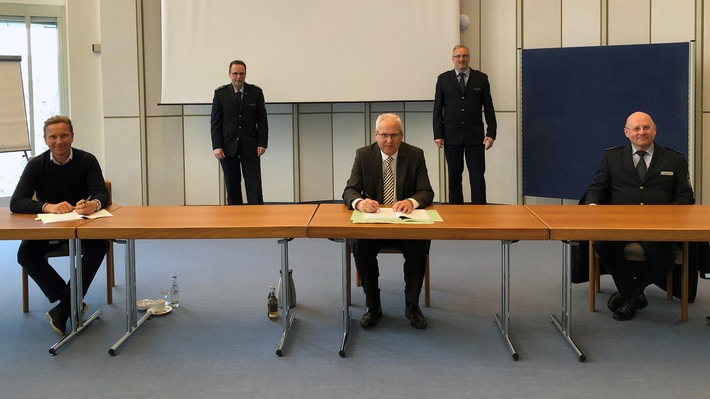 POL-HSK: Mietvertrag unterschrieben: Die Polizeiwache in Winterberg wird saniert