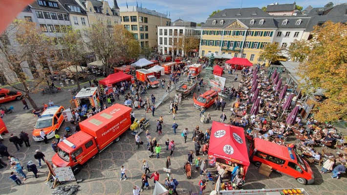 FW-BN: Zahlreiche Besucher interessieren sich für Feuerwehr und Rettungsdienst - großer Andrang beim Tag der Feuerwehr Bonn auf dem Münsterplatz