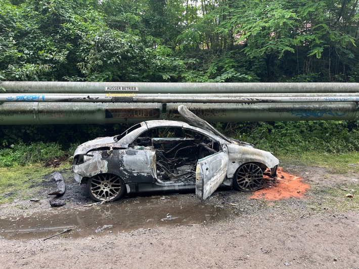 POL-DU: Beeck: Fahrzeug gerät in Brand - Zeugen gesucht