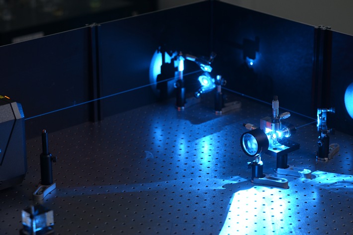 Smarte Optiken mit Nanostrukturen für kostengünstiges Lichtmanagement