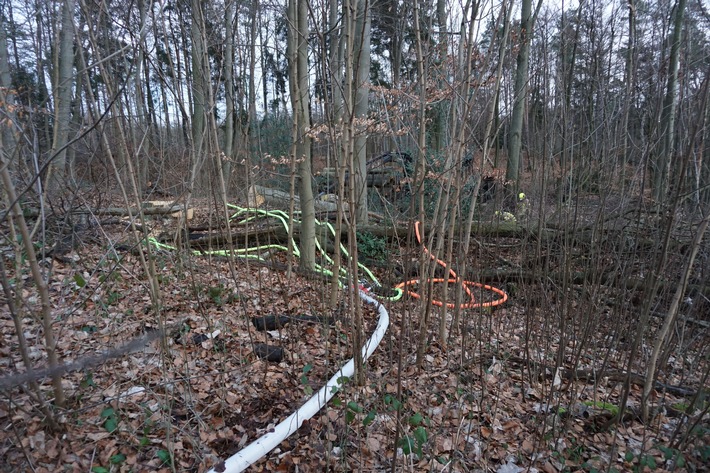 FW Ratingen: Bilder zur Pressemitteilung "Forstbagger brennt im Wald"