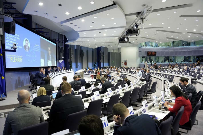 Europäischer Ausschuss der Regionen und Europäisches Jugendforum bündeln ihre Kräfte zur Förderung der Jugendbeteiligung