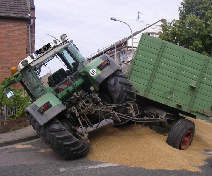 POL-DN: Traktor verliert Getreideladung