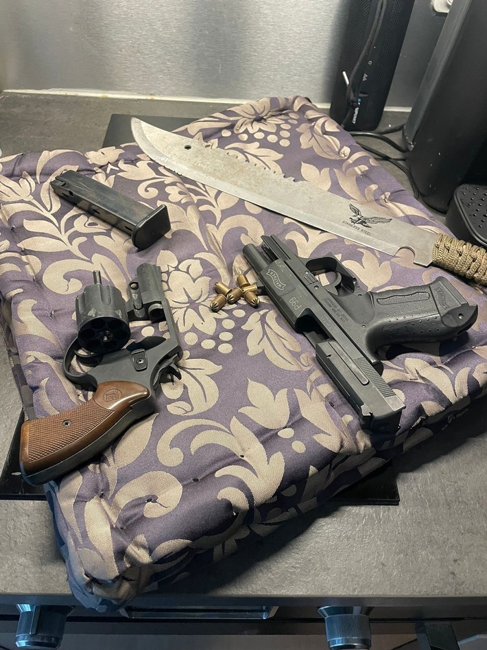 HZA-K: Zoll findet Machete, Schreckschusswaffen, illegale Potenzmittel und unversteuerte Zigaretten sowie Vapes in Sonnenstudio / anonymer Hinweis führt zu gezielter Kontrolle in Niederkassel