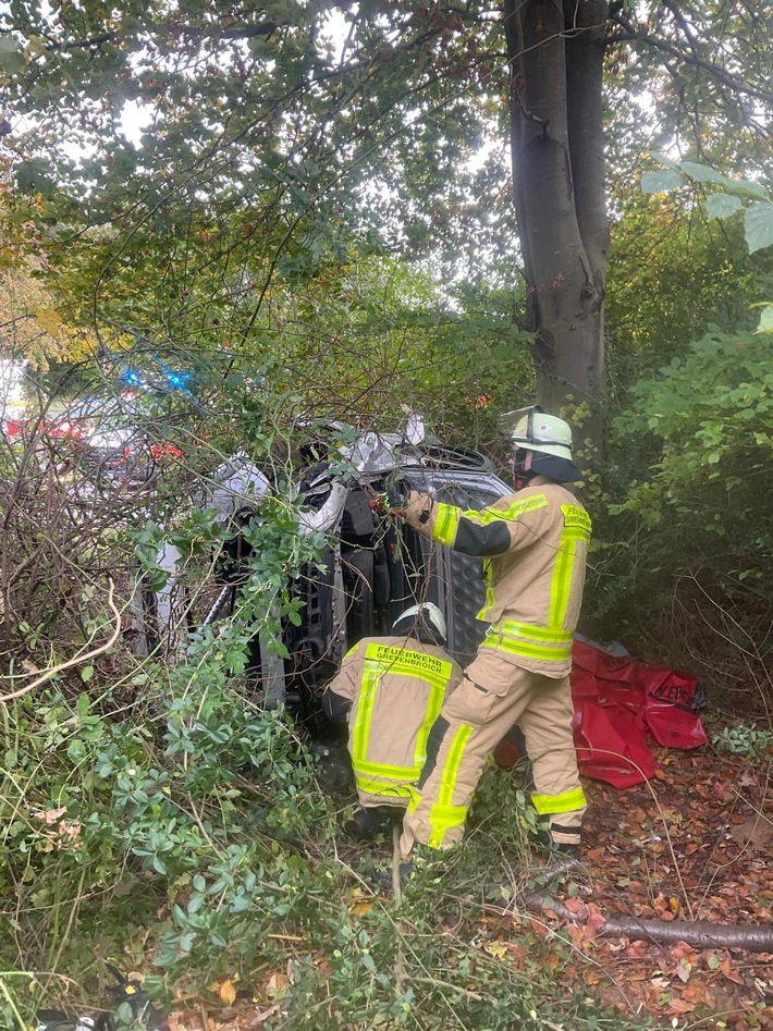 FW Grevenbroich: Feuerwehr befreit eine verletzte Person nach Verkehrsunfall in Grevenbroich