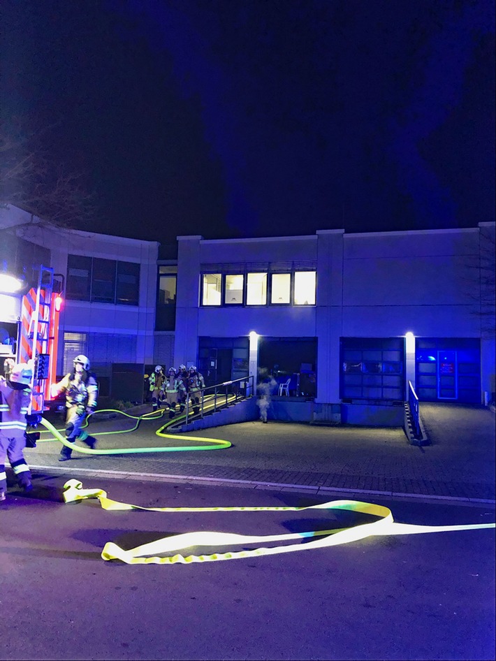 POL-ME: Lagerhalle bei Akkubrand beschädigt - Hilden - 2201064